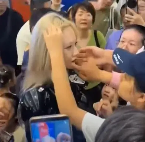 美女機器人竟是真人扮裝！全身慘遭亂揉捏　荒謬畫面曝