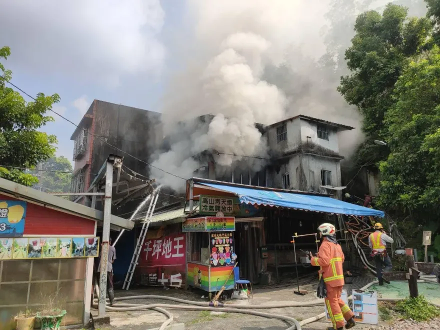 快訊/平溪老街「民宅2F驚悚火警」！濃煙竄滿山城　警消佈水線搶救