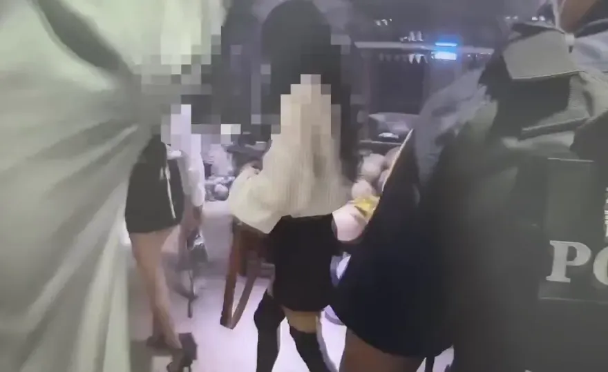 影/不爽朋友被少爺揍！他怒撂7煞衝店「甩棍狂砸」　短裙酒店妹驚嚇逃命