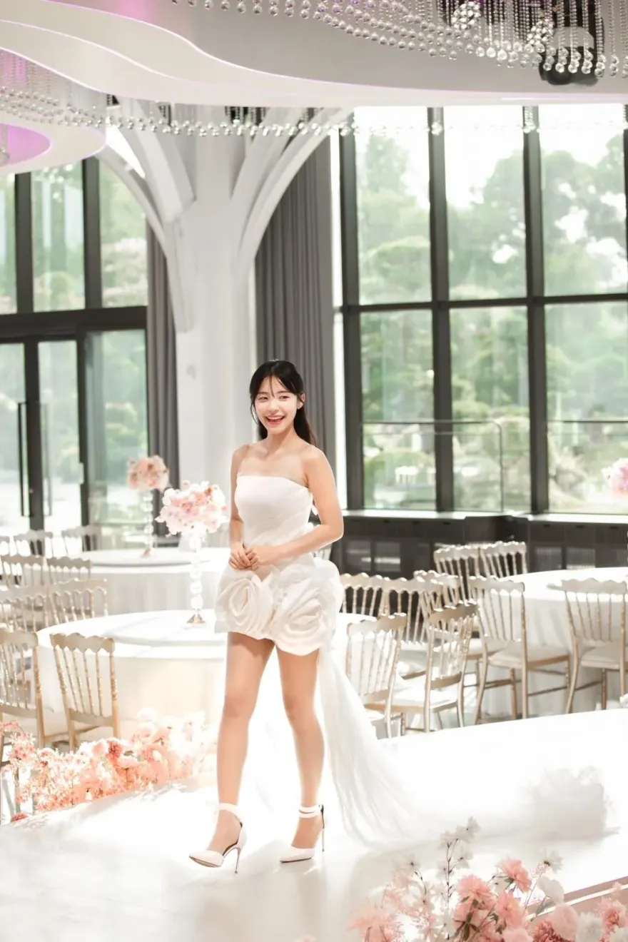 來台再爆喜訊！李多慧現身彰化松緣婚宴會館　披白紗當「最美新娘」