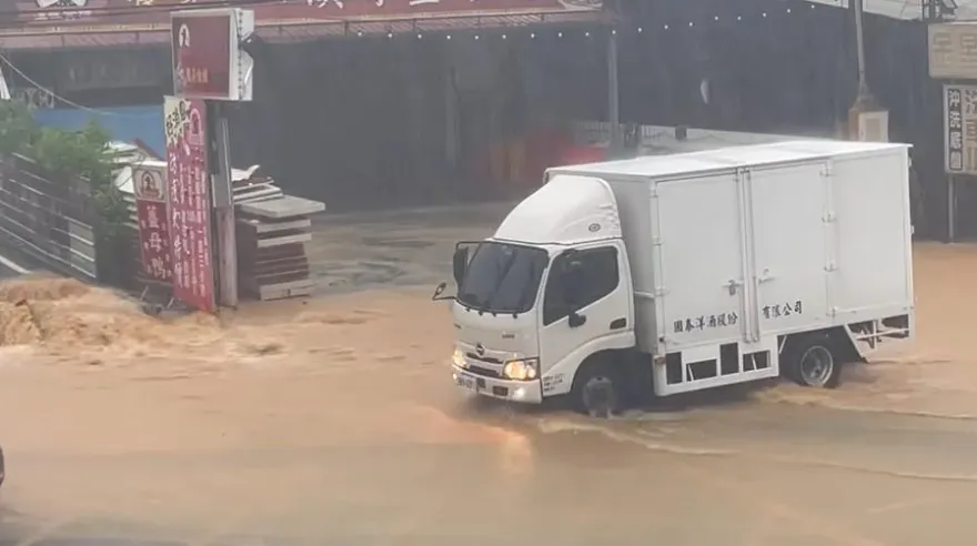影/大雨轟南投！名間台3線成泥流　瞬間淹水達半個輪胎高