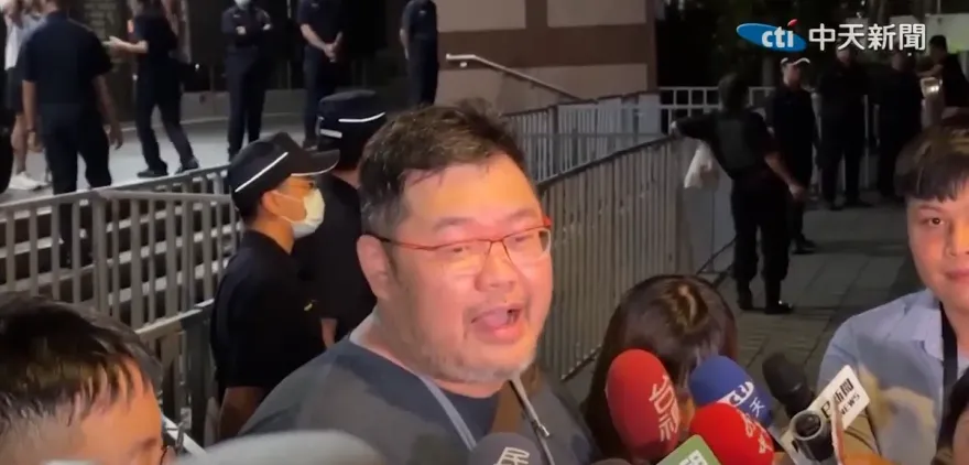 到北檢「見證歷史」！四叉貓酸喊：阿北加油我們還是挺你的