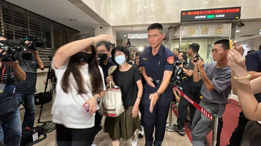 快訊/複訊2小時！陳佩琪憔悴離開北檢　黃珊珊突現身開車接送