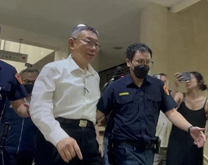 影/阿北沒在怕？柯文哲露「謎之笑容」走進北檢續戰