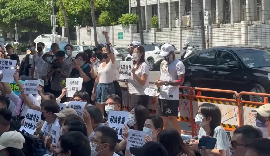 快訊/小草包圍北檢！100人坐地怒吼　抗議「綠色恐怖，司法不公」