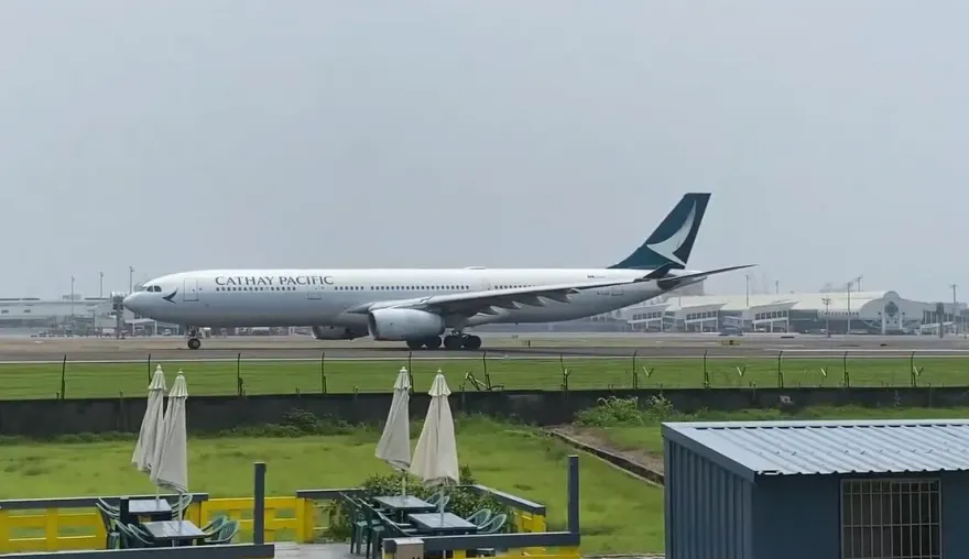 國泰航空疑引擎故障！滑行中突冒恐怖火光　目擊者嚇：有碰碰聲