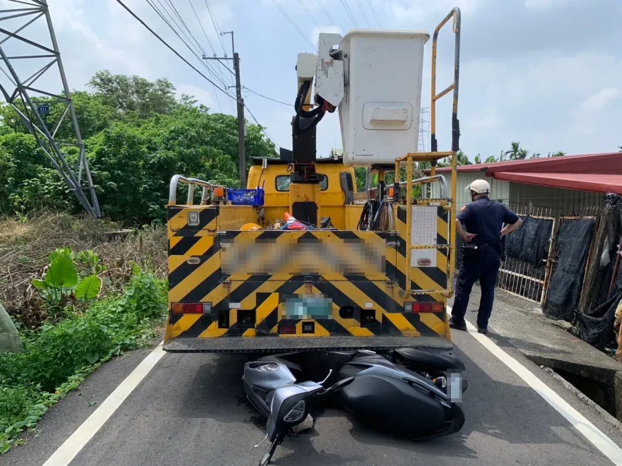 快訊/高雄工程車倒車釀禍！母子檔騎機車遭捲車底　送醫不治雙亡