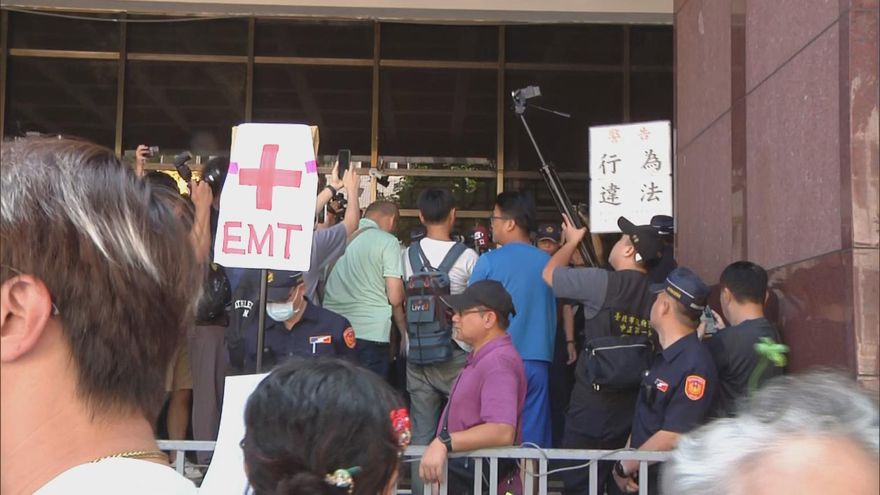 小草聚集北檢力挺柯文哲　警方第一次舉牌警告