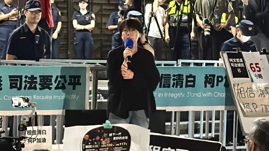 影/黃珊珊在北檢外小草歡呼聲中上台！柯文哲恐羈押…她喊「怕我們2026、2028再起」