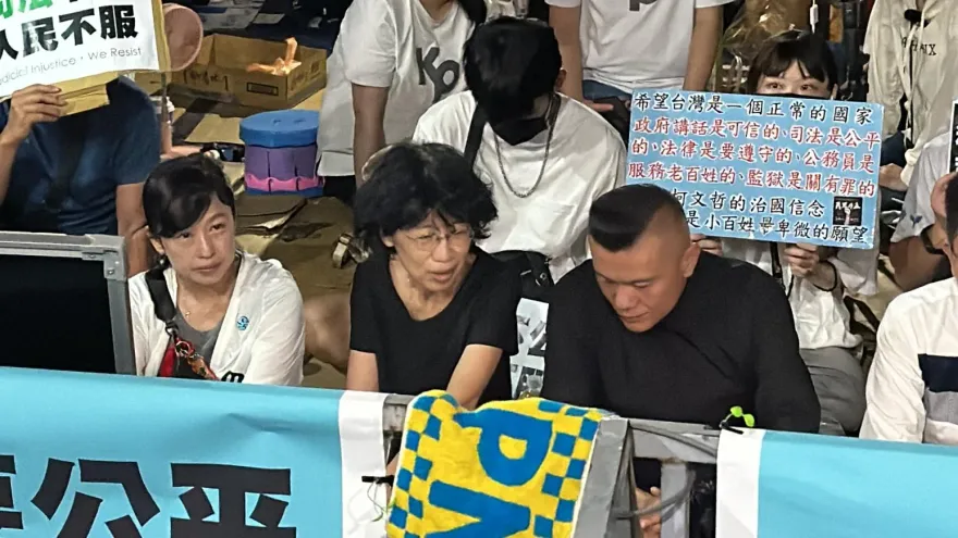 快訊/柯文哲是否羈押裁定將出爐！民眾黨公職大集結　陳佩琪神情憔悴現身北檢外