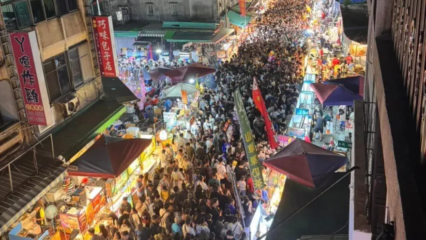 苑裡「鬼門關夜市」恐怖人潮湧現！震撼空拍畫面曝　遊客：擠到無法呼吸