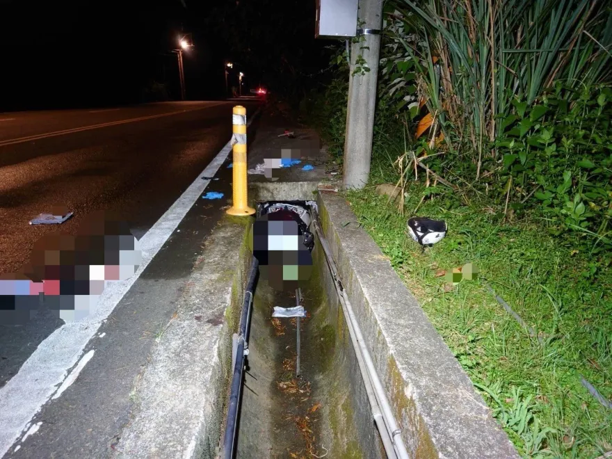 快訊/苗栗三義詭異車禍！男暗夜騎車重摔身亡　機車「整輛卡進水溝裡」