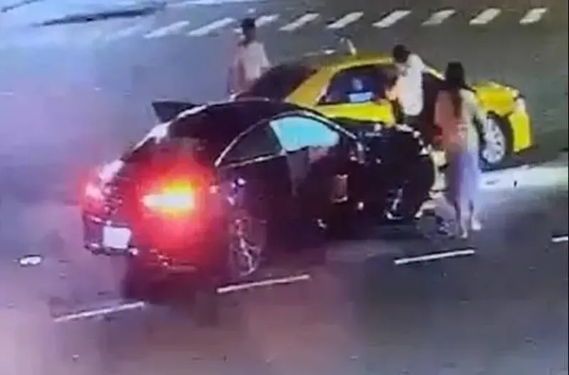 車禍變鬥毆！高雄小黃闖紅燈對撞賓士　駕駛父下車痛毆運將