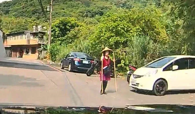 最後身影曝！基隆73歲紅衣嬤「離奇失蹤6天」　七堵山區將擴大搜索