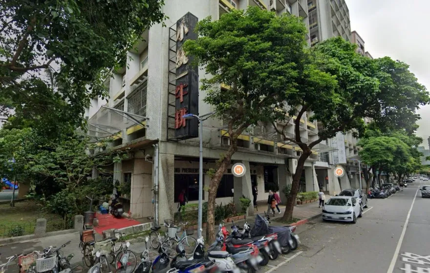 快訊/一早火警！台北「小統一牛排館」失火　警消破窗救火