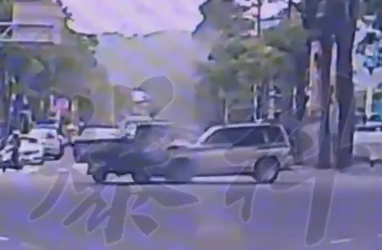 快訊/高雄大社嚴重車禍！小貨車直行車道突違規左轉　遭猛撞推行車頭全毀3傷