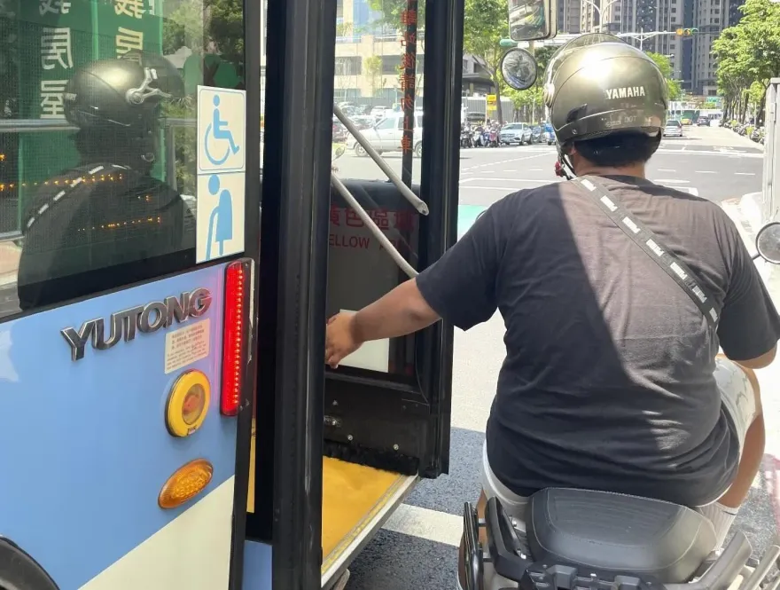 怕你熱到！公車暖司機開門讓騎士「分享冷氣」　網大讚：司機是天使