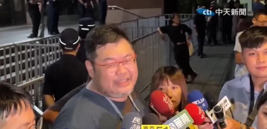 小草生前聲援柯文哲曾朝網紅丟水瓶挨告　四叉貓哀悼嘆RIP：我也是受害者