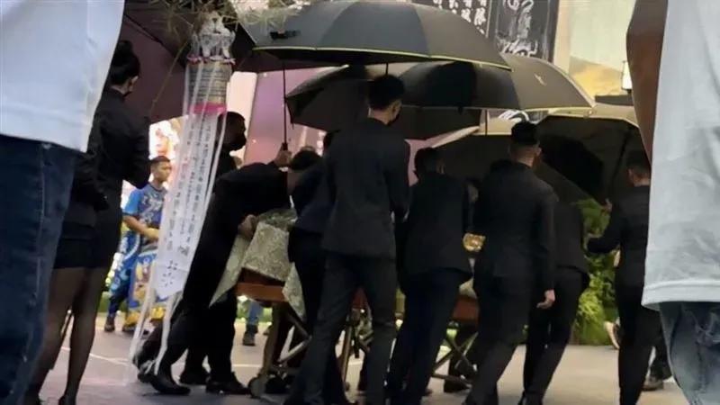 快訊/角頭「鴨頭」告別式現場！美女鄉代妻帶2子女陪移靈　千名黑衣人護送