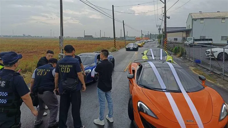 快訊/送鴨頭最後一程！上億超跑車隊南下直奔告別式現場　「超跑巷」再現