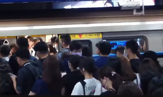 影/板南線災情直擊！上班族哀號表情臭　「萬頭攢動」人快滿出月台