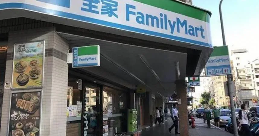 台灣阿伯「裸上身戴安全帽」進超商　日籍攝影師傻眼：是搶匪嗎？