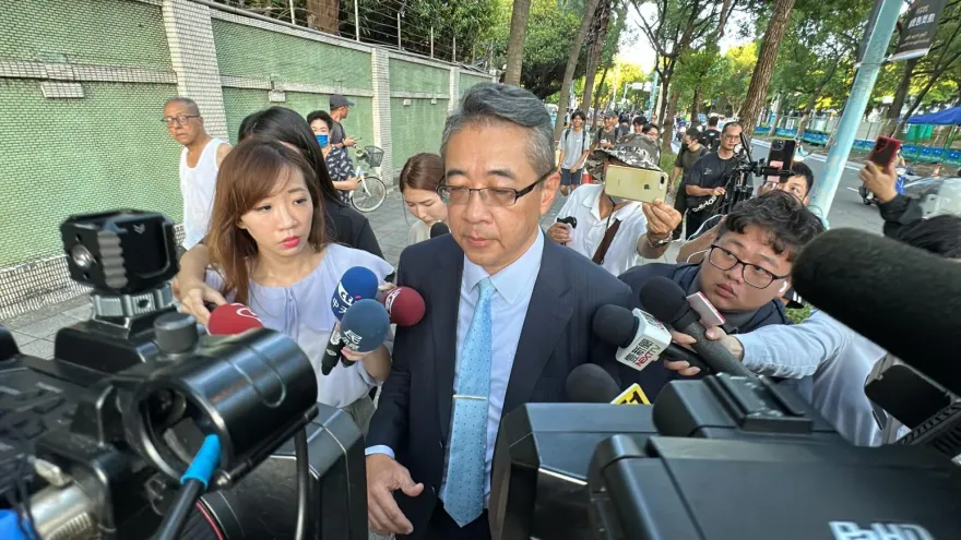 柯文哲遭押5時50分上囚車　律師鄭深元不發一語離開地院