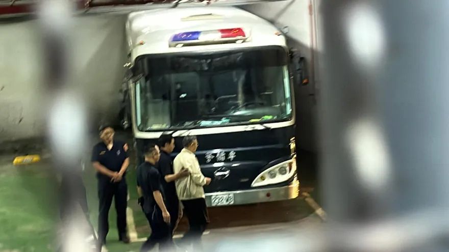 柯文哲羈押禁見！擔心支持者有不理性行為　北市警安排專車由警車戒備護送