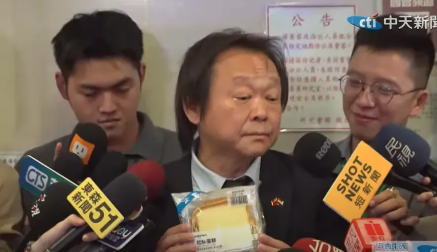 不只要送柯文哲「雞鴨便當」！王世堅還加碼「起酥蛋糕」