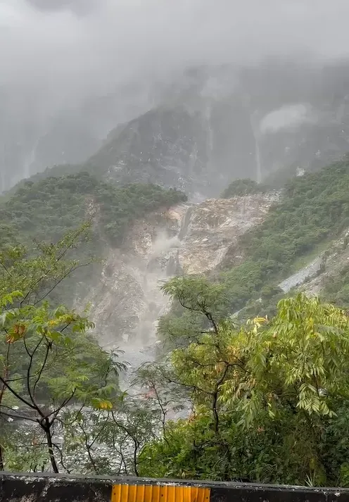 快訊/大雨侵襲！台鐵「崇德—和仁」遭土石流掩埋　雙線暫停行駛