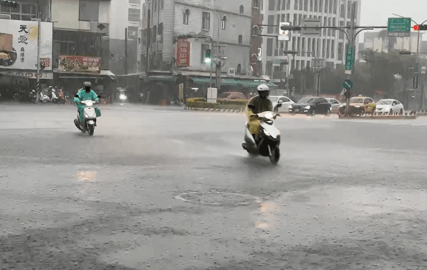 國家警報狂響！6縣市雨彈開炸　2地防大雷雨致災