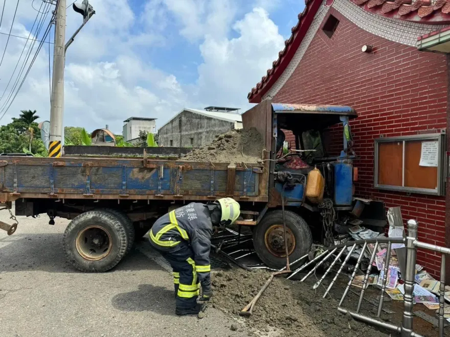 神蹟！苗栗7旬翁開「砂石貨車」煞不住直衝土地公廟　鐵欄杆「及時接殺」