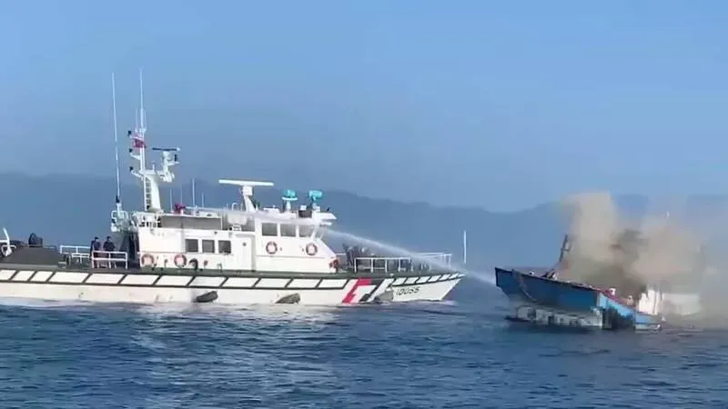 蘭陽溪口火燒船狂冒黑煙　鄰船緊急救出2台籍、2菲籍船員