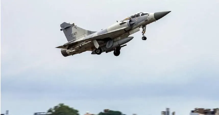 險象環生！幻象飛行員跳傘前反映「發動機衝激」　空軍證實：機身有鳥類血漬