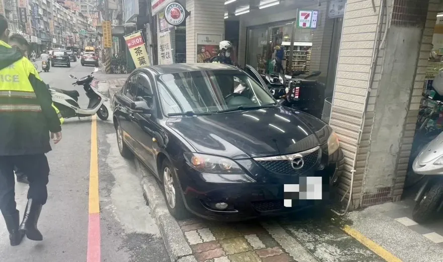 影/烏龍！忘拉手煞車轎車滑行百公尺撞柱　阿北竟急報案「車被偷了！」