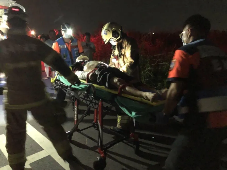 快訊/酒駕自撞跌落3米水溝！台南醉漢斷手急送醫　警赴醫院戒護調查