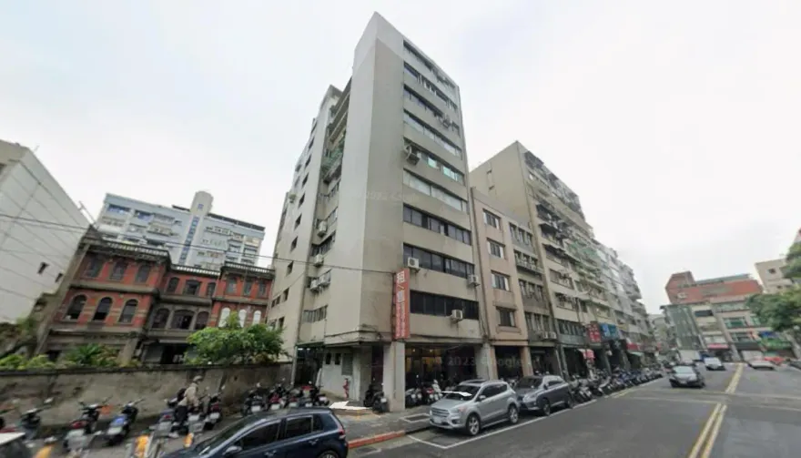 北市大同區舊華廈外牆大面積磁磚崩落　冷氣室外機遭波及墜落砸車