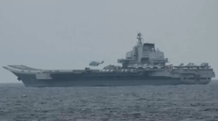 影/陸艦首度進入日本鄰接區　解放軍航母「遼寧號」現場照曝光