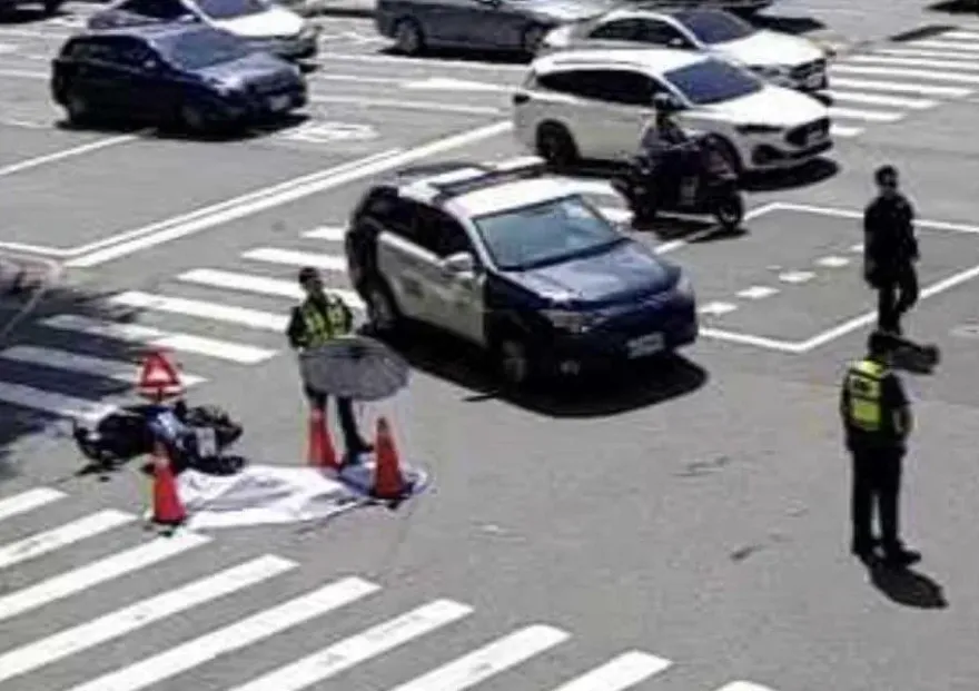 快訊/永康街頭蓋白布！油罐車右彎　55歲女騎士遭輾死「地上大片血」