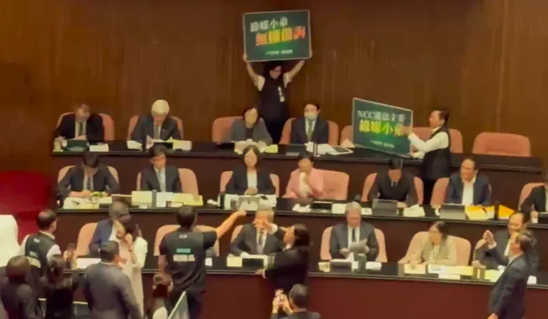 影/白營立院開議首轟！民眾黨立委包圍NCC主委怒吼「綠媒小弟！翁柏宗滾出去」