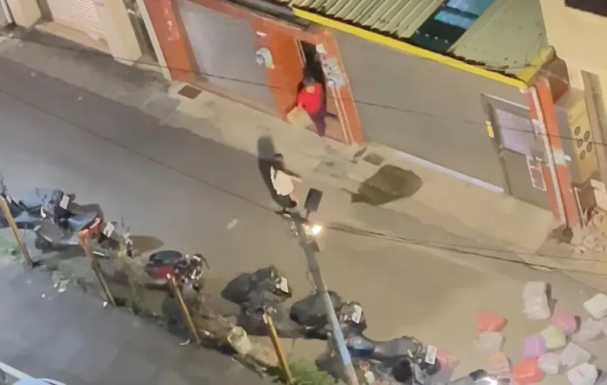 影/沒品嬤「20包垃圾街邊甩」！鄰居制止還不聽　警一來讓「它」排排站好