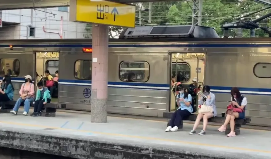 影/羅東站務員遭旅客掐脖！手臂、鎖骨被抓傷　台鐵發聲明：協助提告