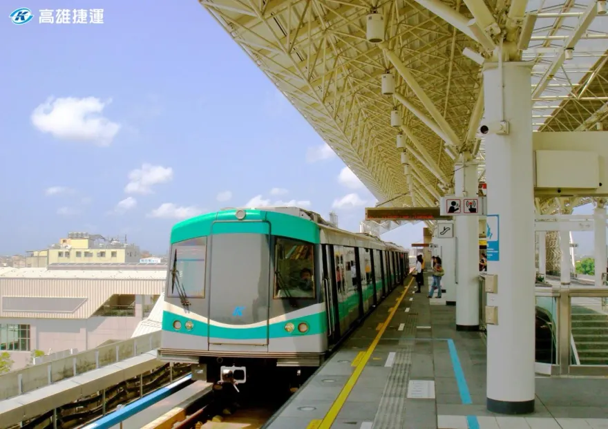 影/高雄捷運出事了！民眾疑從圍籬闖入軌道　列車暫時停駛