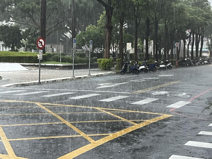 半個台灣濕透！午後雨彈開轟　12縣市下到入夜