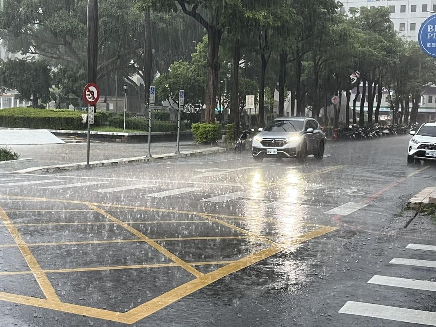 丹娜絲外圍環流甩雨！屏東、台東大雨特報　下到明天