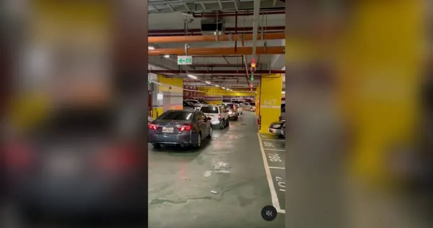 高雄義享天地停車場又塞爆！車主「受困2小時」崩潰　紅綠燈問題曝光
