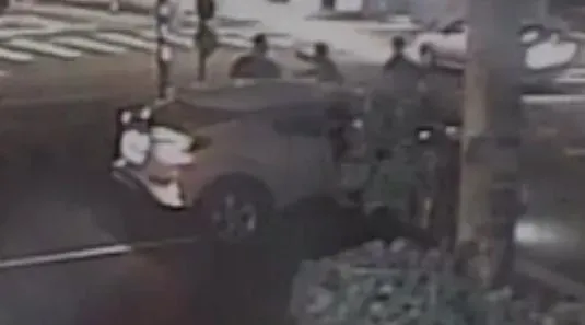 竹山鬧區爆槍響！兩派人馬疑敬酒結怨　 當街攔車「連轟5槍」後逃逸
