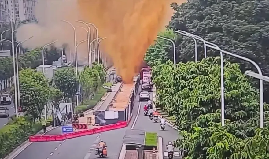 影/10米高「黃金噴泉」灑滿地！廣西工地化糞管爆裂　車主崩潰：窗上都是