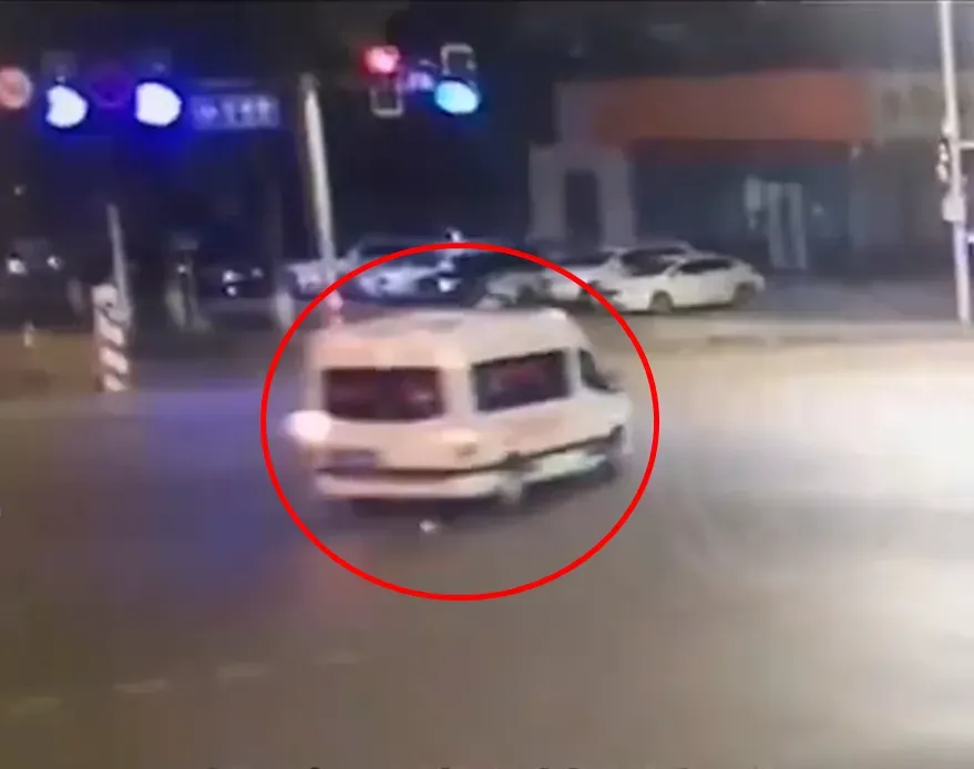 影/酒後失控！陸醉漢摔傷送醫竟開溜　還「偷走救護車」下場曝