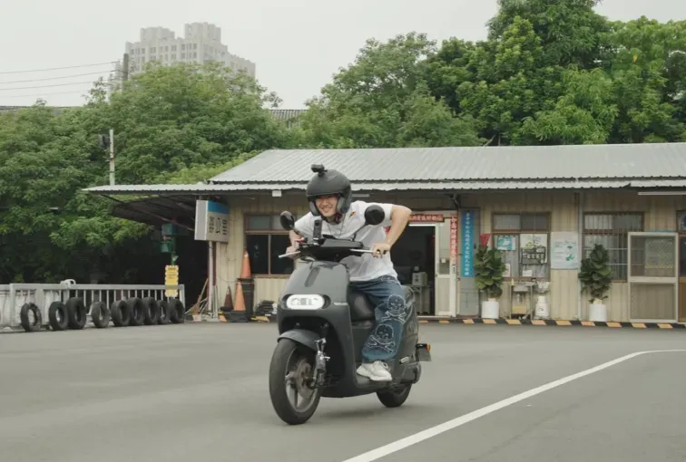 滿滿少年感！F1車手角田裕毅體驗「騎機車」畫面曝　架式如同日劇男主角